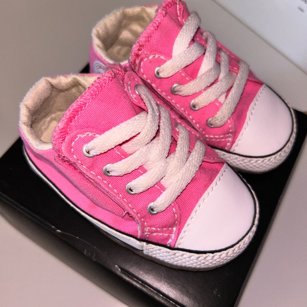 NEW BABY GIRL PINK CONVERSE SIZE 3